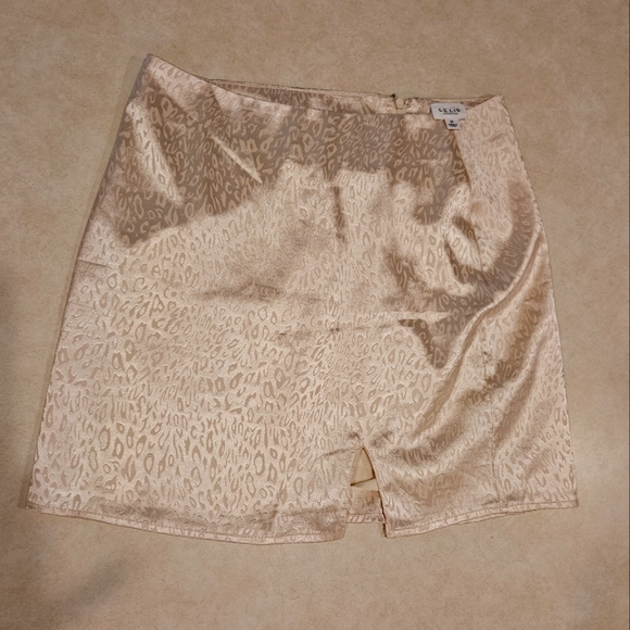 LELIS Dresses & Skirts - LELIS COLLECTION cream cheetah silk mini skirt size medium